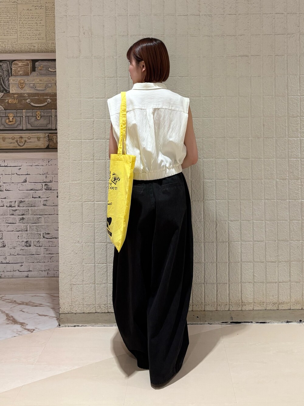 グレー系のその他パンツ、グレー系のスニーカーを着用したレディースの春コーディネートの3枚目の写真