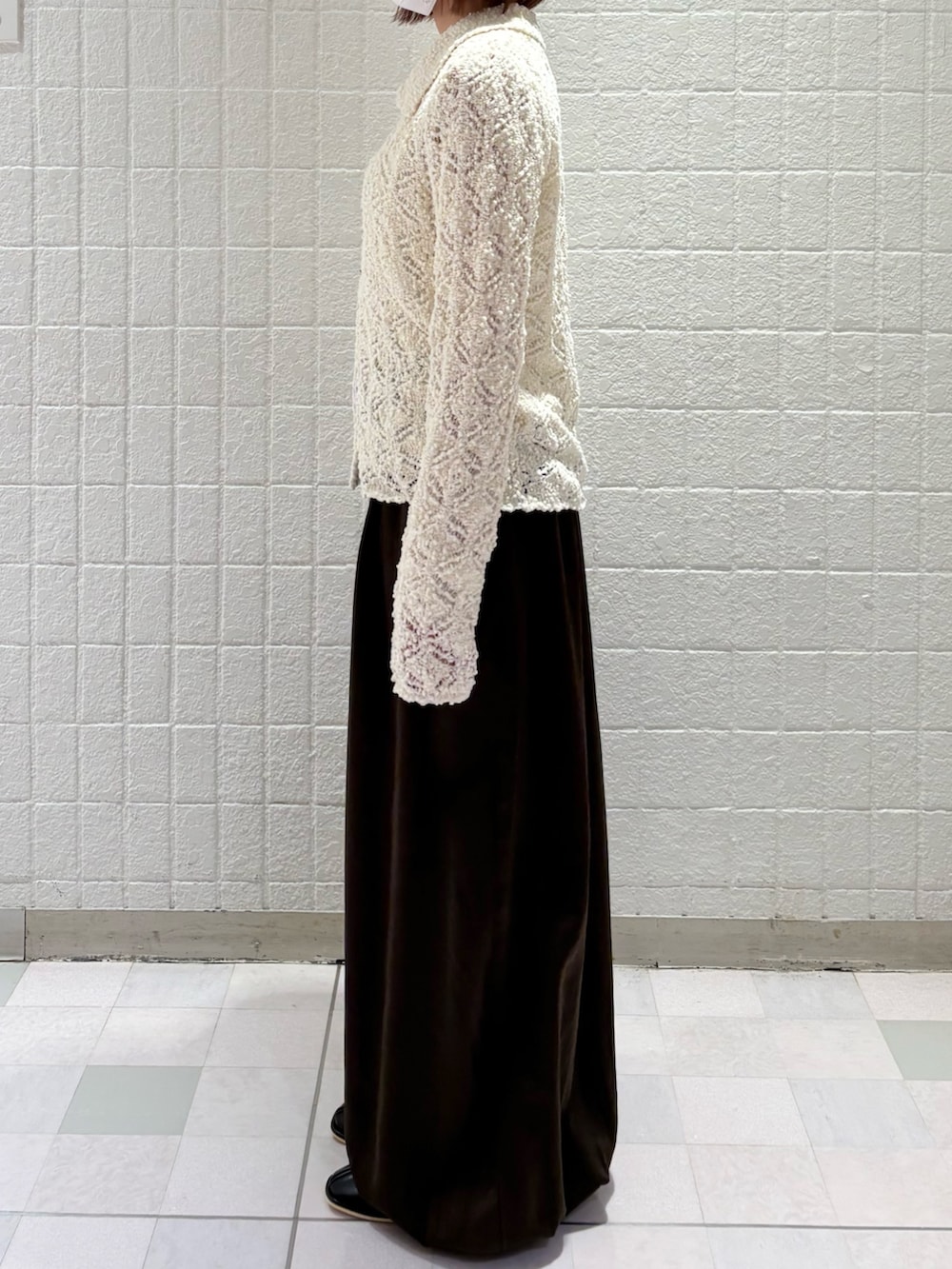 ホワイト系のニット/セーター、ホワイト系のTシャツ/カットソー、グリーン系のその他パンツを着用したレディースの冬コーディネートの2枚目の写真