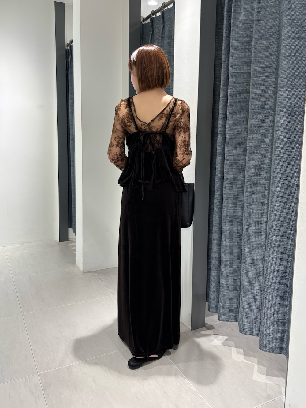 ブラウン系のTシャツ/カットソー、ブラウン系のセットアップ、ブラック系のサンダルを着用したレディースの秋コーディネートの3枚目の写真