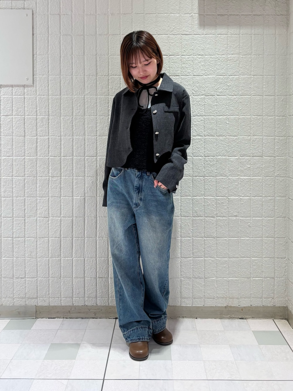 ブラック系のワンピース、ブルー系のTシャツ/カットソー、グレー系のブルゾンを着用したレディースの秋コーディネートの4枚目の写真