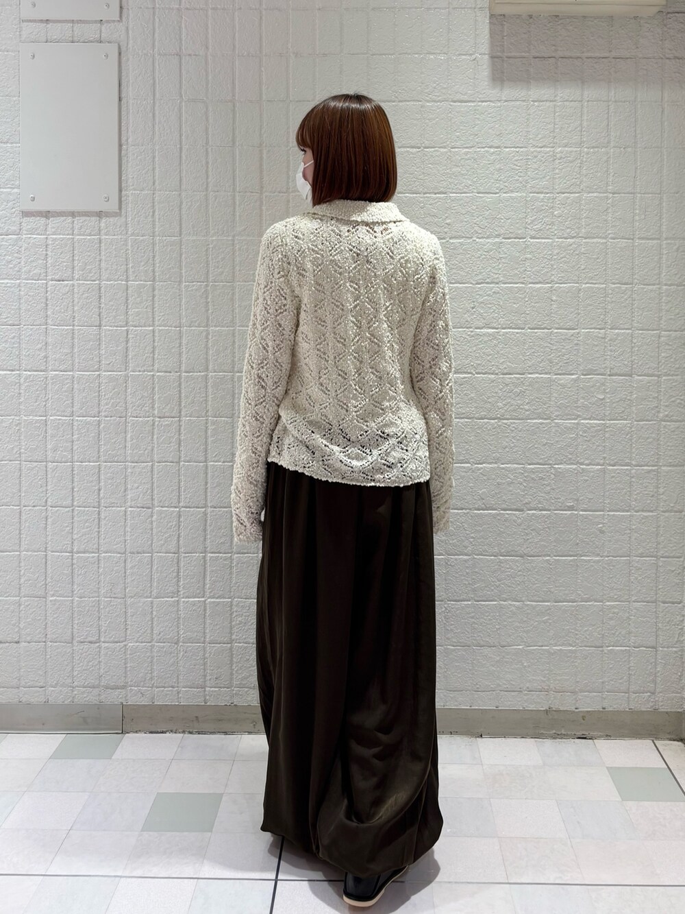 ホワイト系のニット/セーター、ホワイト系のTシャツ/カットソー、グリーン系のその他パンツを着用したレディースの冬コーディネートの3枚目の写真