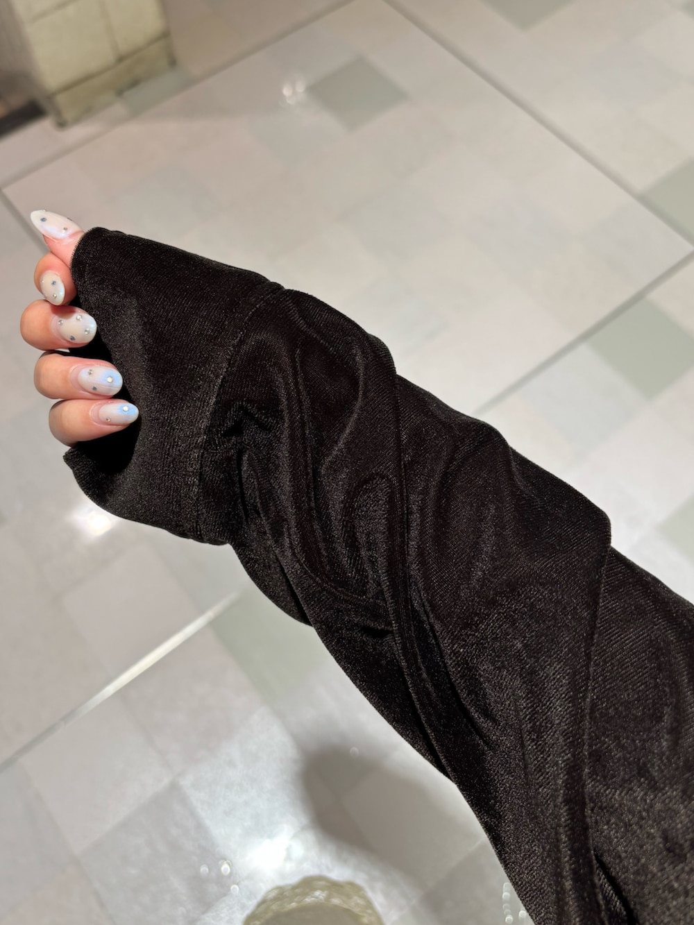 ブラウン系のシャツ/ブラウス、ベージュ系のキャミソール、ホワイト系のその他パンツを着用したレディースの冬コーディネートの4枚目の写真