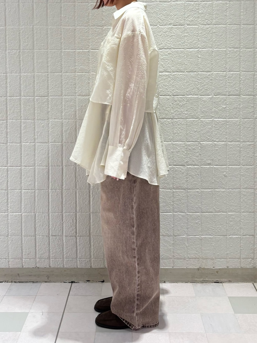 ホワイト系のシャツ/ブラウス、ブラウン系のデニムパンツ、ブラウン系のローファーを着用したレディースの冬コーディネートの2枚目の写真