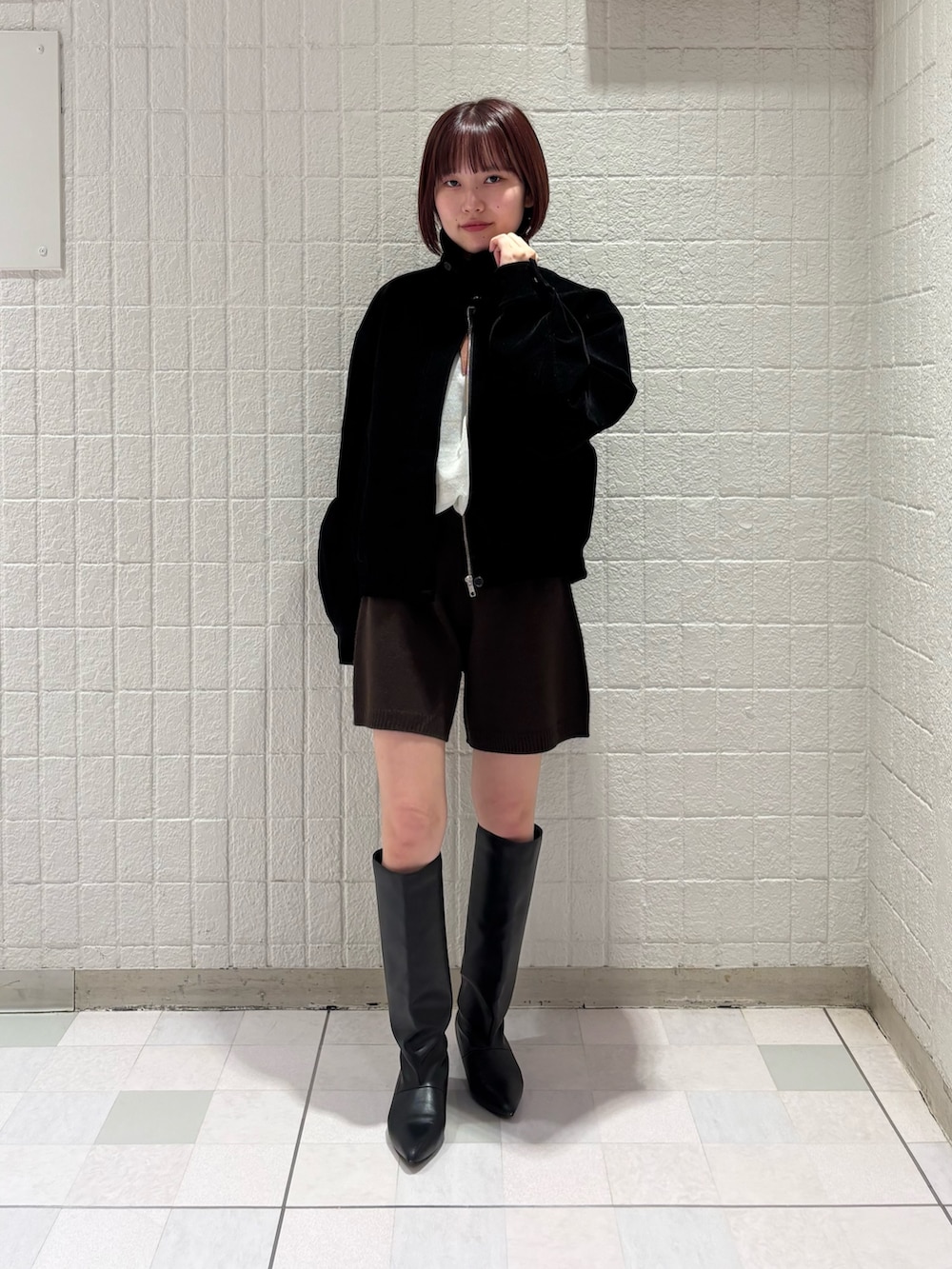 ブラック系のブルゾン、ホワイト系のニット/セーター、ブラウン系のその他パンツを着用したレディースの秋コーディネートの4枚目の写真