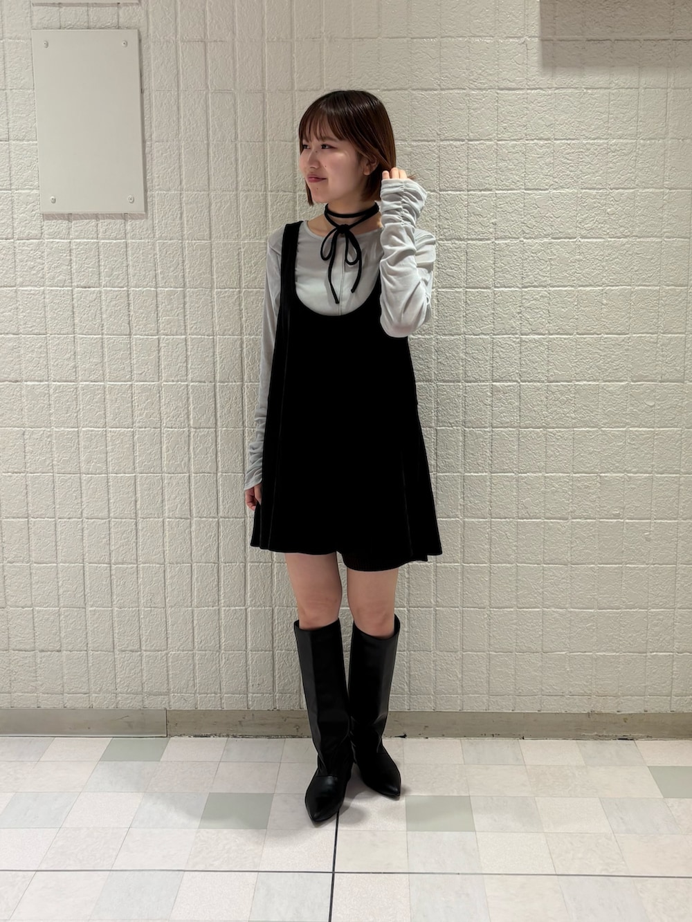ブルー系のTシャツ/カットソー、ブラック系のワンピース、ブラウン系のショルダーバッグを着用したレディースの秋コーディネートの5枚目の写真