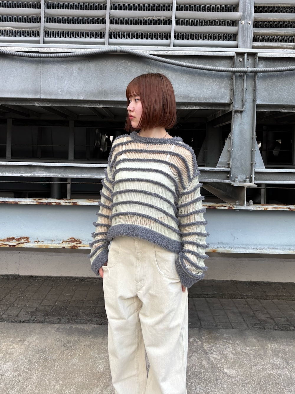 グレー系のニット/セーター、ホワイト系のその他パンツを着用したレディースの秋コーディネートの2枚目の写真