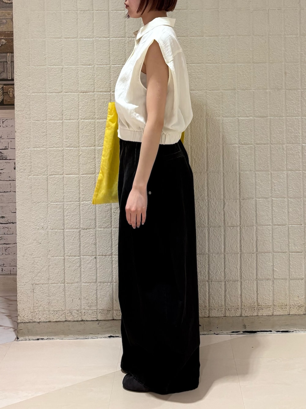 グレー系のその他パンツ、グレー系のスニーカーを着用したレディースの春コーディネートの2枚目の写真