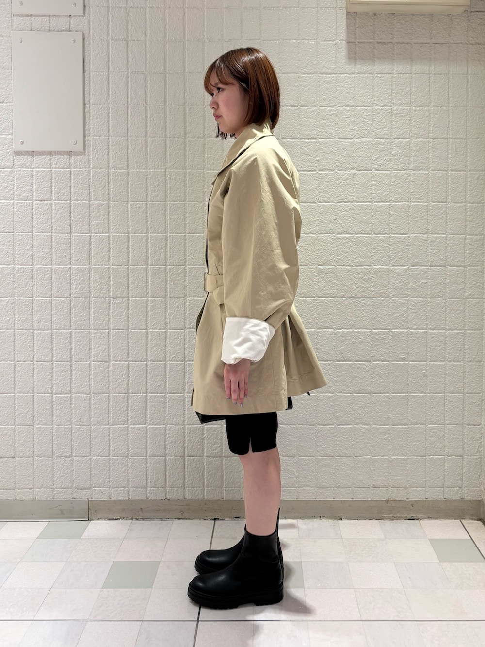 ベージュ系のその他アウター、ブラック系のその他パンツ、ブラック系のボストンバッグを着用したレディースの冬コーディネートの2枚目の写真