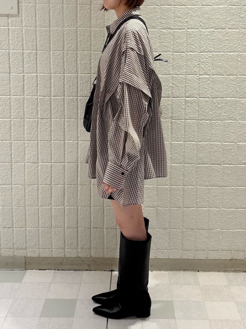 ピンク系のシャツ/ブラウス、ブラウン系のその他パンツ、ブラック系のショルダーバッグを着用したレディースの秋コーディネートの2枚目の写真