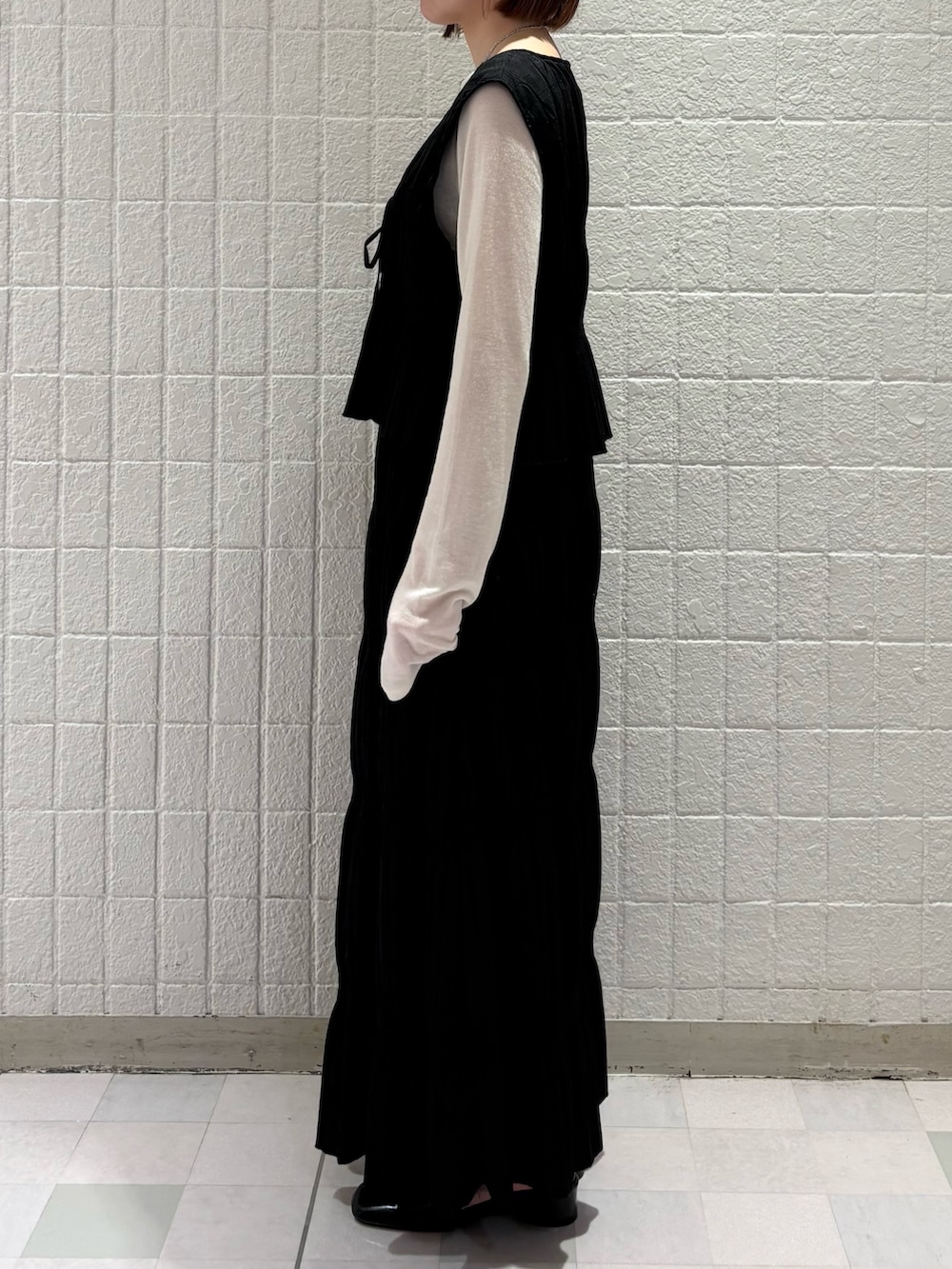 ブラック系のセットアップ、ホワイト系のTシャツ/カットソー、ブラック系のパンプスを着用したレディースの春コーディネートの2枚目の写真