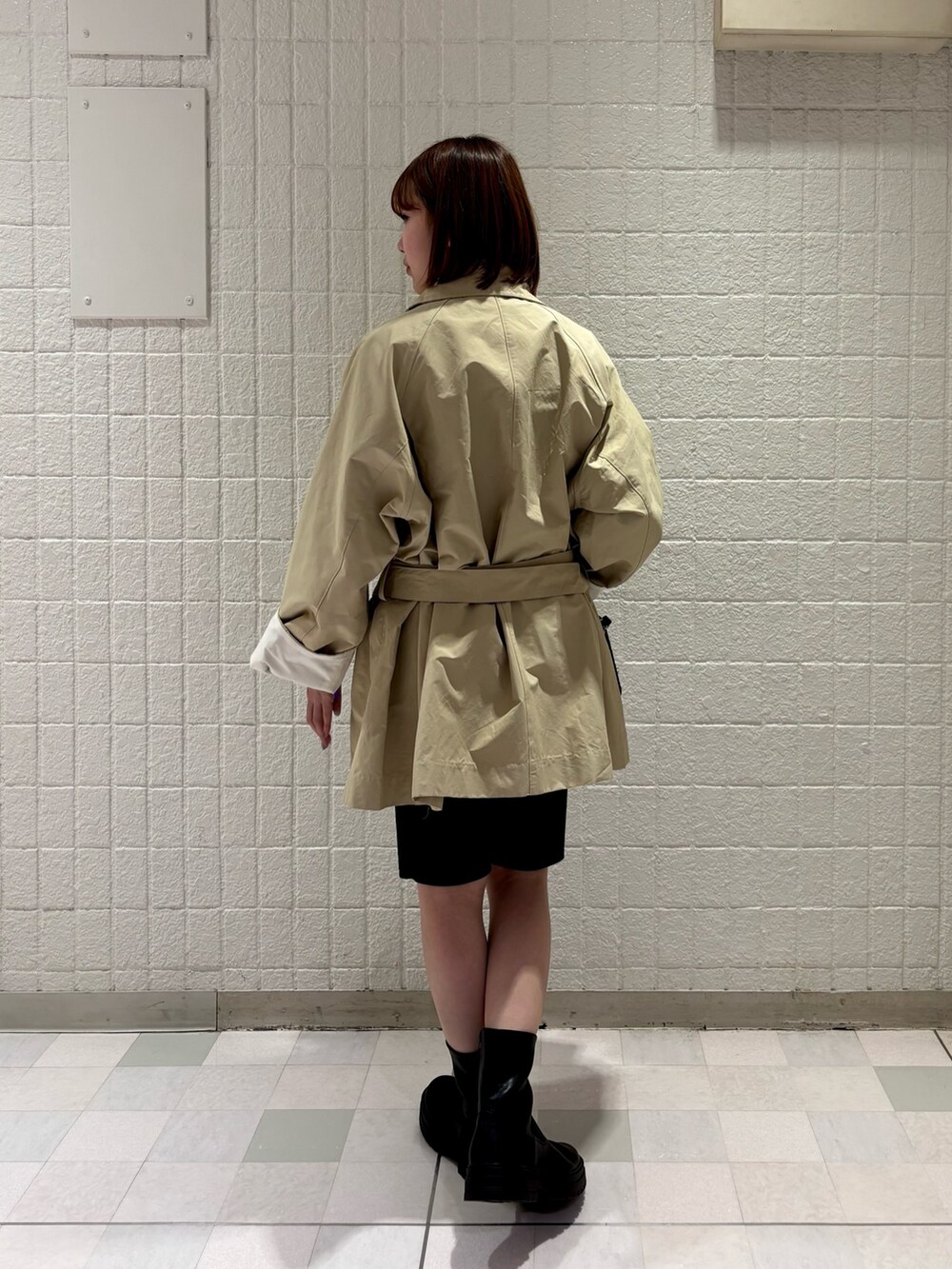 ベージュ系のその他アウター、ブラック系のその他パンツ、ブラック系のボストンバッグを着用したレディースの冬コーディネートの3枚目の写真