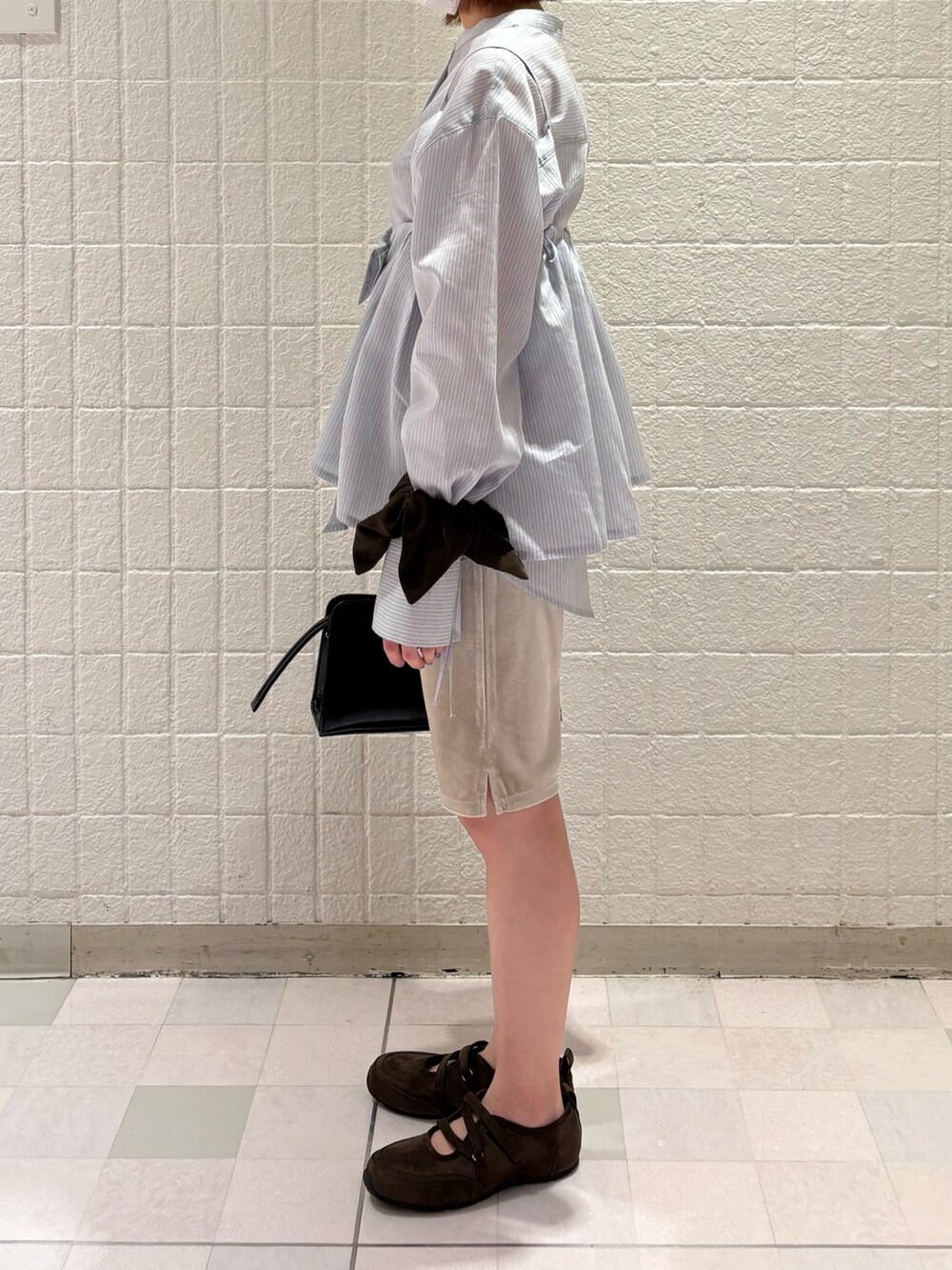 グレー系のシャツ/ブラウス、ブラック系のボストンバッグ、ベージュ系のその他パンツを着用したレディースの冬コーディネートの2枚目の写真