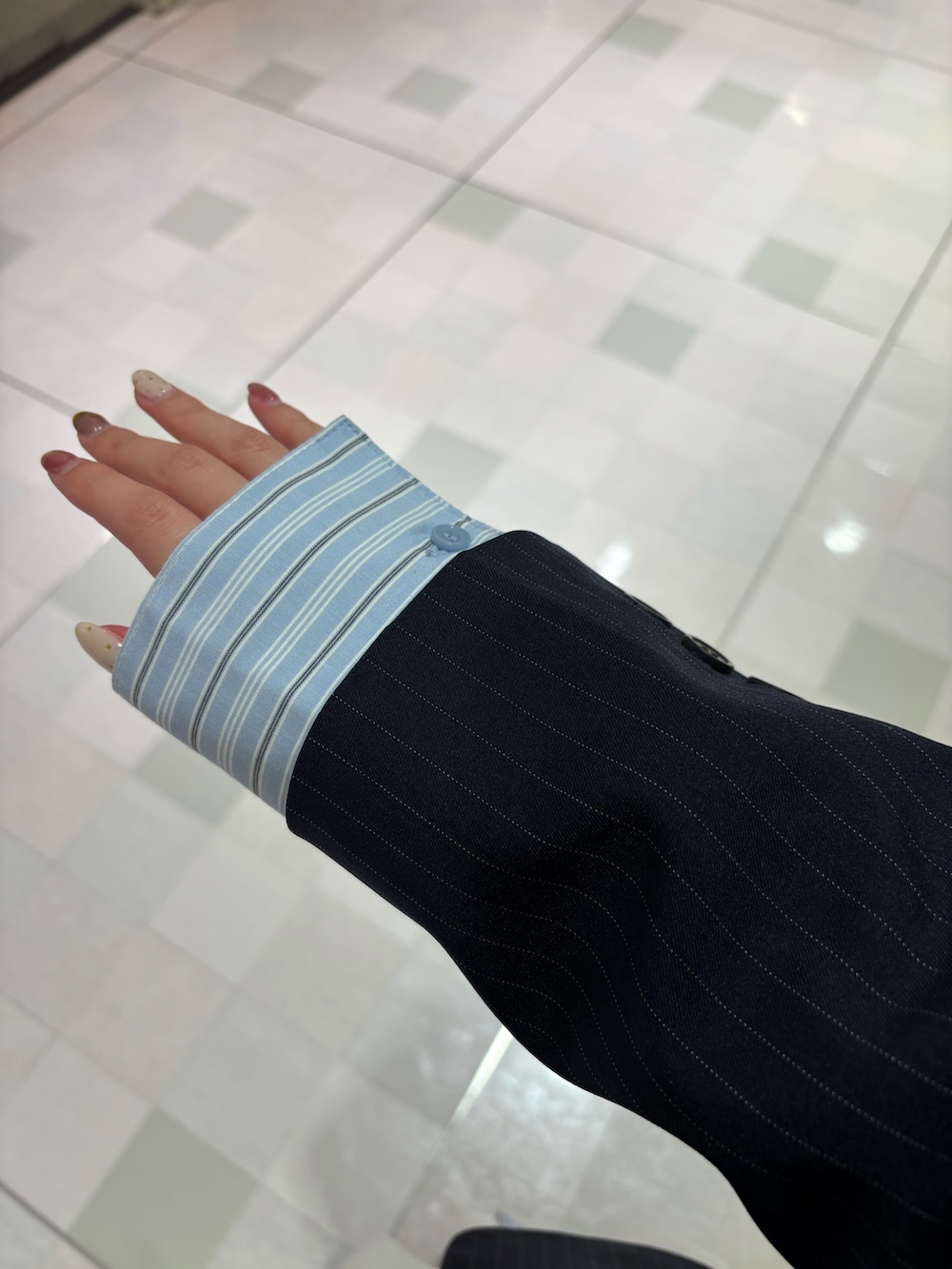 ブラウン系のTシャツ/カットソー、ブルー系のその他アウター、ホワイト系のスカートを着用したレディースの冬コーディネートの4枚目の写真