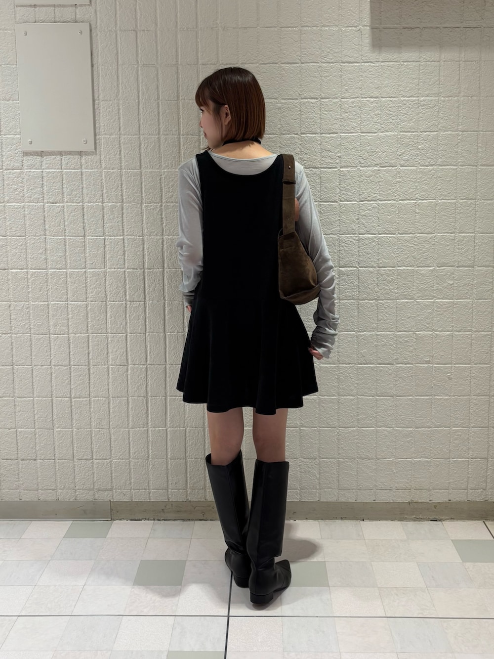 ブルー系のTシャツ/カットソー、ブラック系のワンピース、ブラウン系のショルダーバッグを着用したレディースの秋コーディネートの3枚目の写真