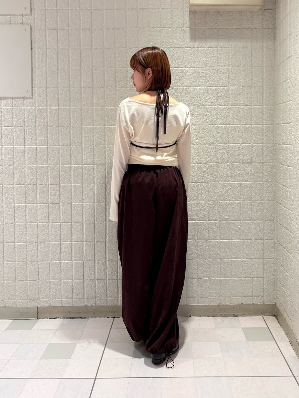 ホワイト系のTシャツ/カットソー、レッド系のその他パンツ、ブラック系のローファーを着用したレディースの春コーディネートの3枚目の写真