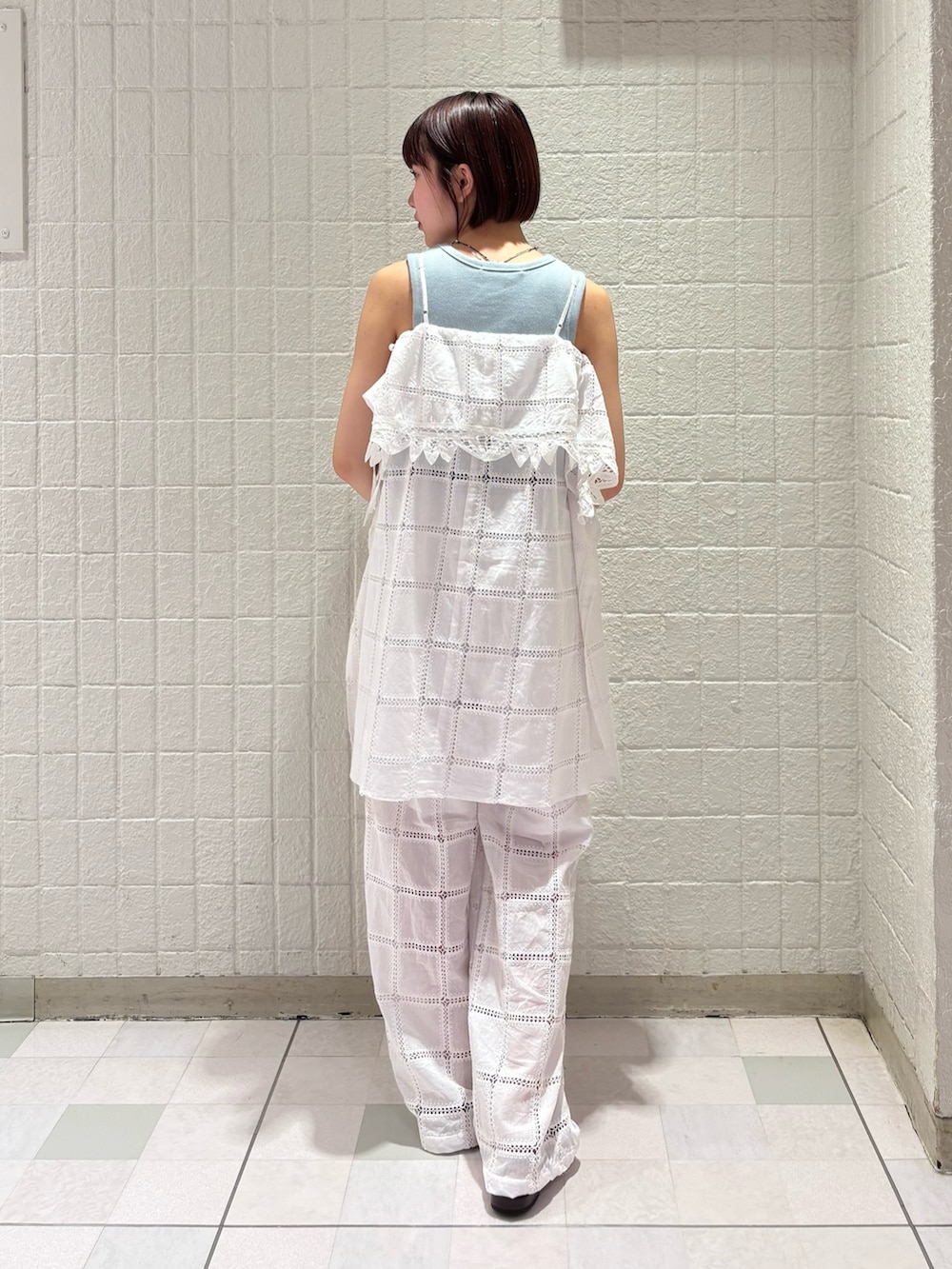 ブルー系のタンクトップ、ホワイト系のワンピース、ホワイト系のその他パンツを着用したレディースの春コーディネートの3枚目の写真