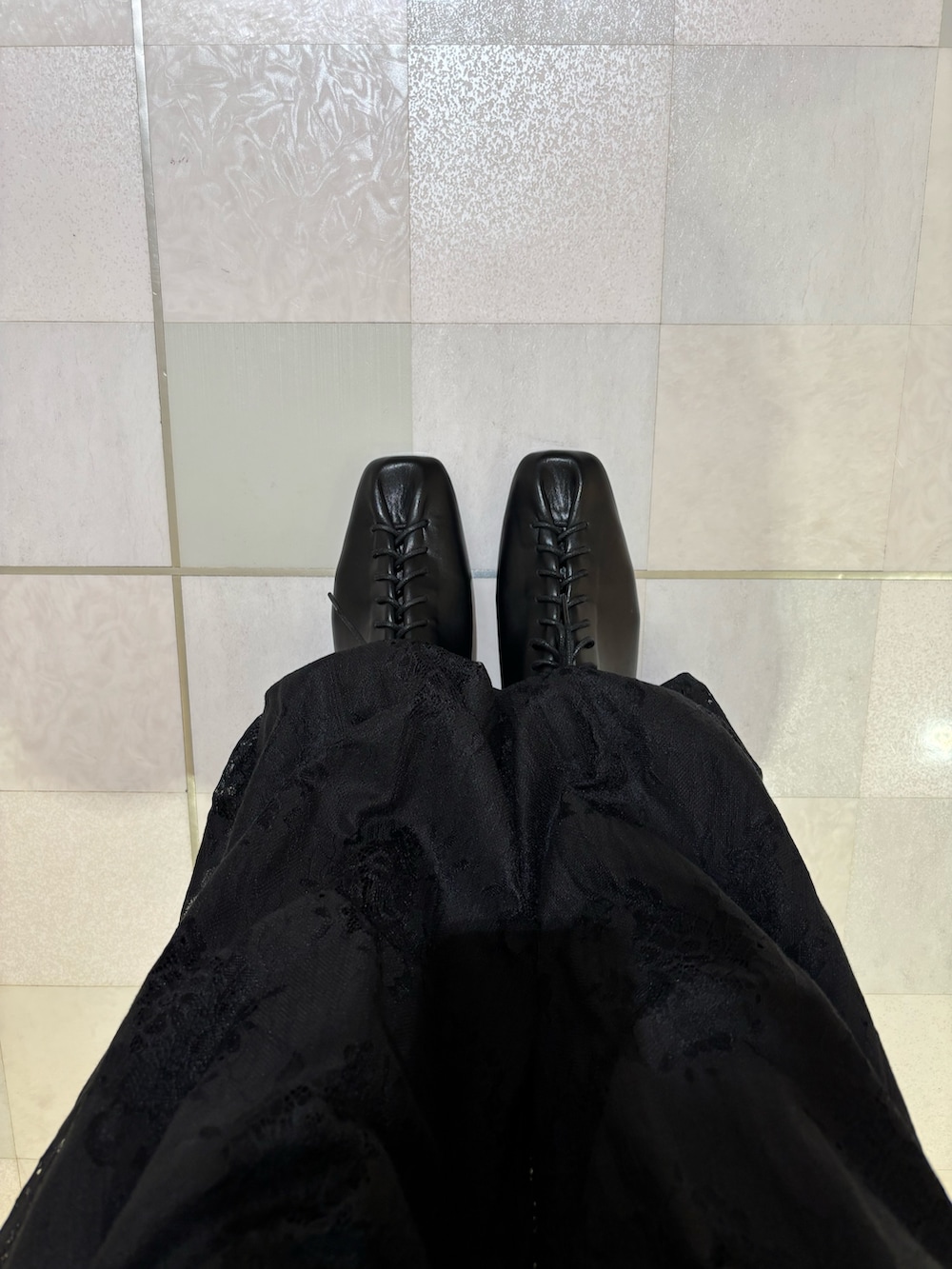 ホワイト系のTシャツ/カットソー、ブラック系のその他パンツ、ブラック系のボストンバッグを着用したレディースの春コーディネートの4枚目の写真