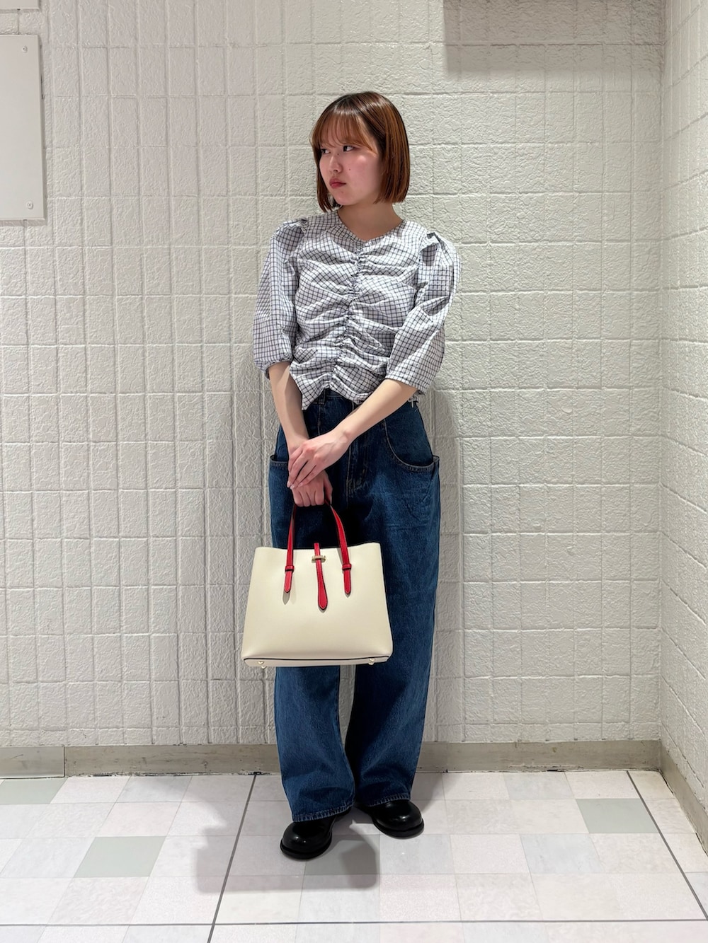 ホワイト系のシャツ/ブラウス、ブルー系のデニムパンツ、ホワイト系のハンドバッグを着用したレディースの春コーディネートの4枚目の写真