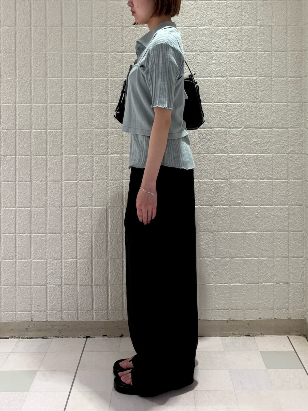 ブラック系のその他パンツ、ブラック系のサンダル、ブルー系のニット/セーターを着用したレディースの夏コーディネートの2枚目の写真