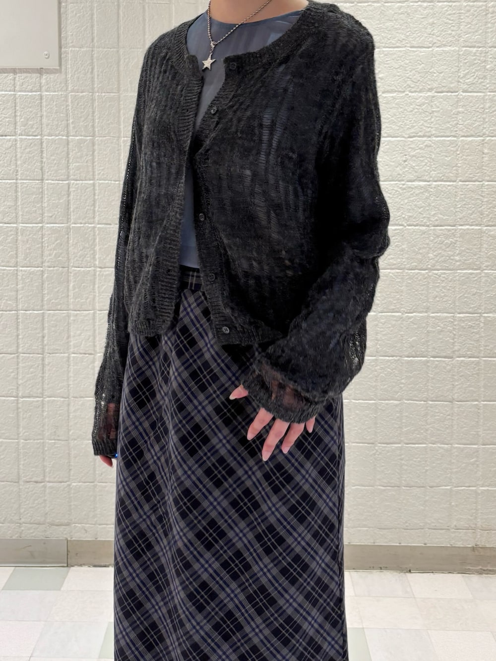 グレー系のカーディガン/ボレロ、ブルー系のスカート、ブラック系のローファーを着用したレディースの秋コーディネートの2枚目の写真