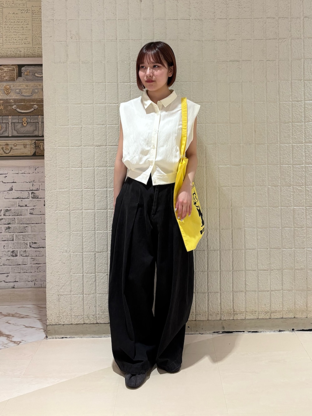 グレー系のその他パンツ、グレー系のスニーカーを着用したレディースの春コーディネートの4枚目の写真
