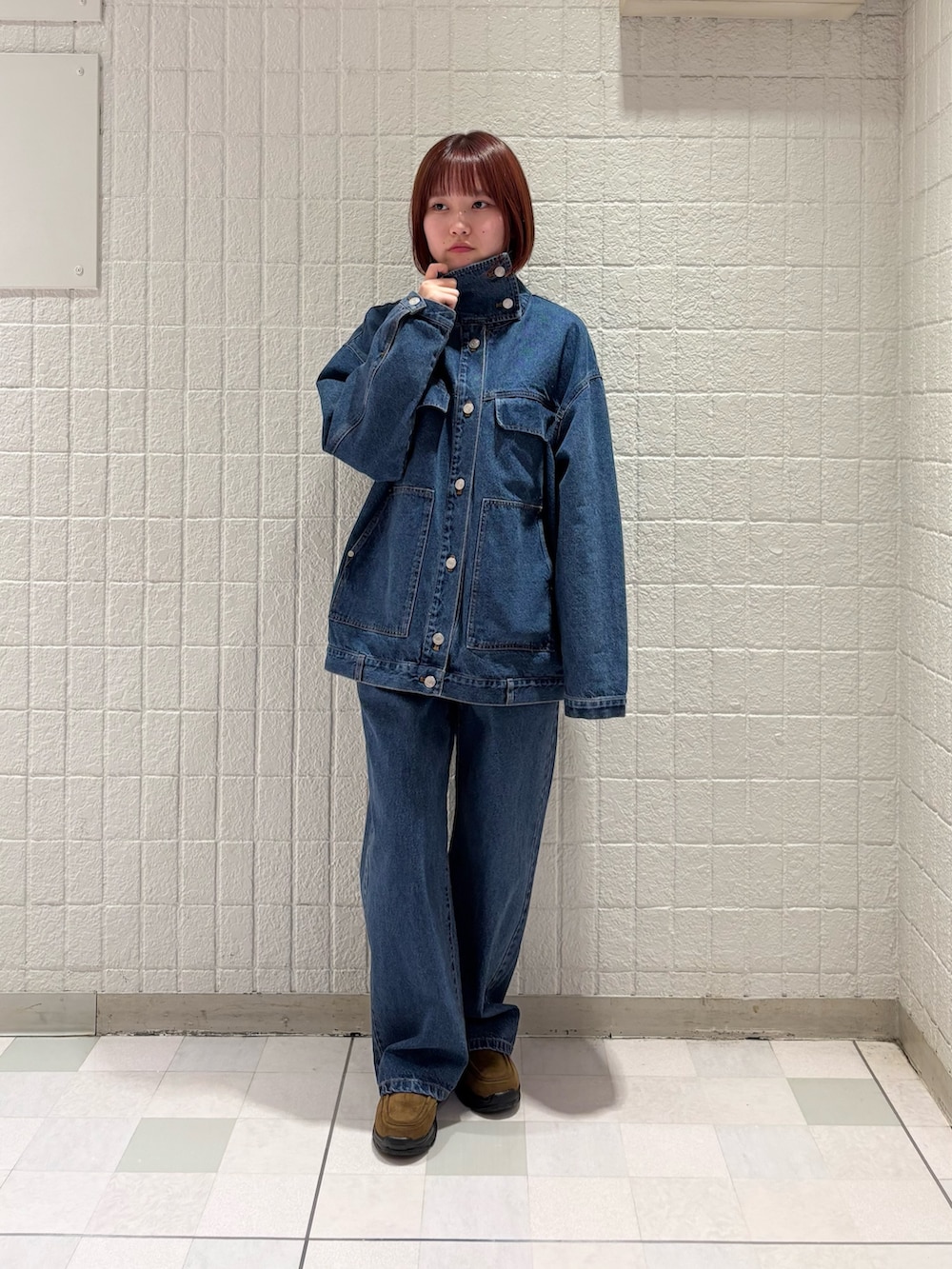 ブルー系のデニムパンツ、ブラウン系のその他シューズ、ブルー系のブルゾンを着用したレディースの冬コーディネートの2枚目の写真