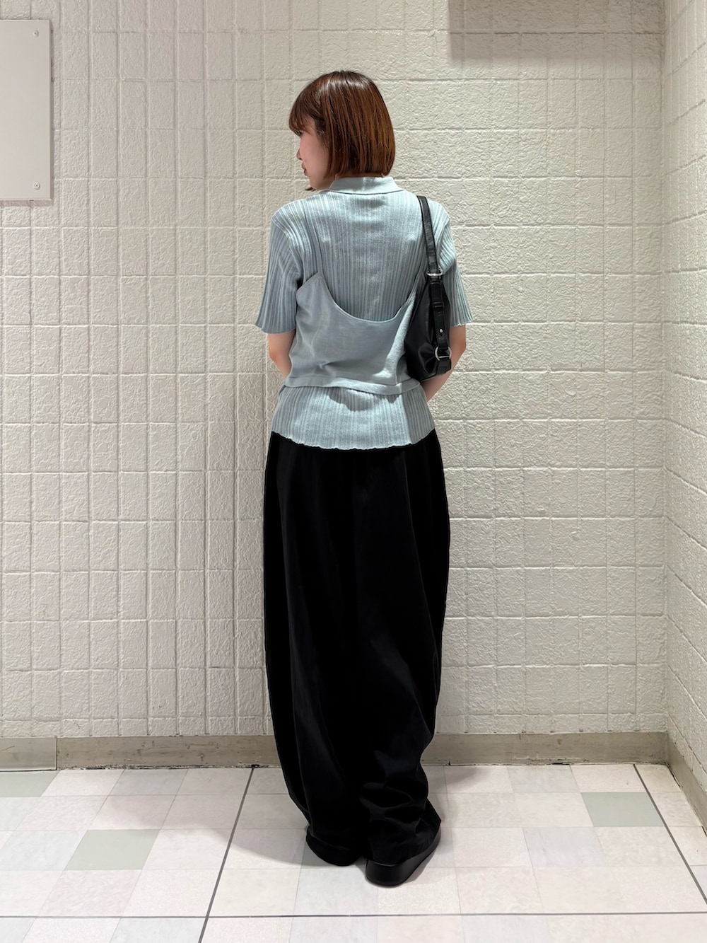 ブラック系のその他パンツ、ブラック系のサンダル、ブルー系のニット/セーターを着用したレディースの夏コーディネートの3枚目の写真