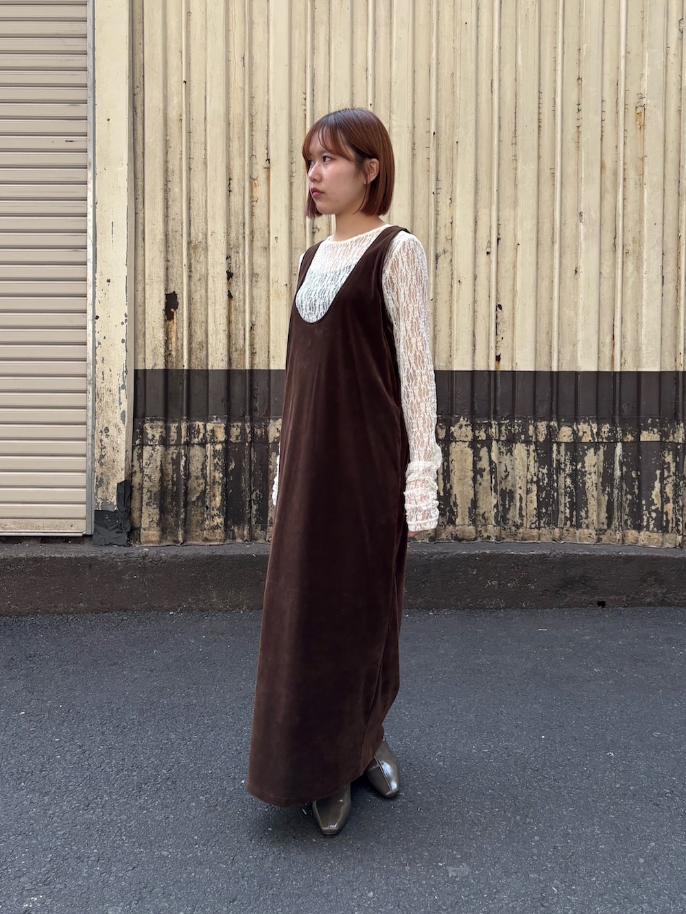 ホワイト系のTシャツ/カットソー、ブラウン系のワンピース、グリーン系のパンプスを着用したレディースの春コーディネートの3枚目の写真