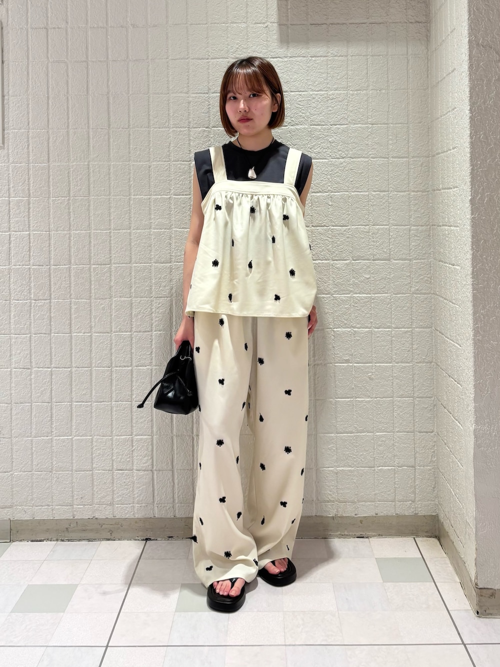グレー系のタンクトップ、ホワイト系のシャツ/ブラウス、ホワイト系のその他パンツを着用したレディースの夏コーディネートの4枚目の写真