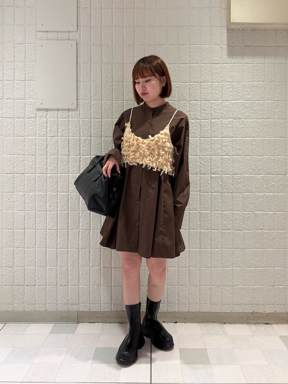 ベージュ系のその他トップス、ブラウン系のワンピース、ブラック系のボストンバッグを着用したレディースの秋コーディネートの3枚目の写真