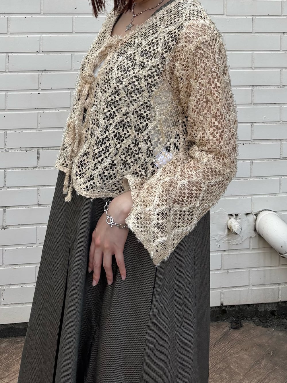 ベージュ系のカーディガン/ボレロ、ブラウン系のワンピース、ブラウン系のローファーを着用したレディースの秋コーディネートの3枚目の写真