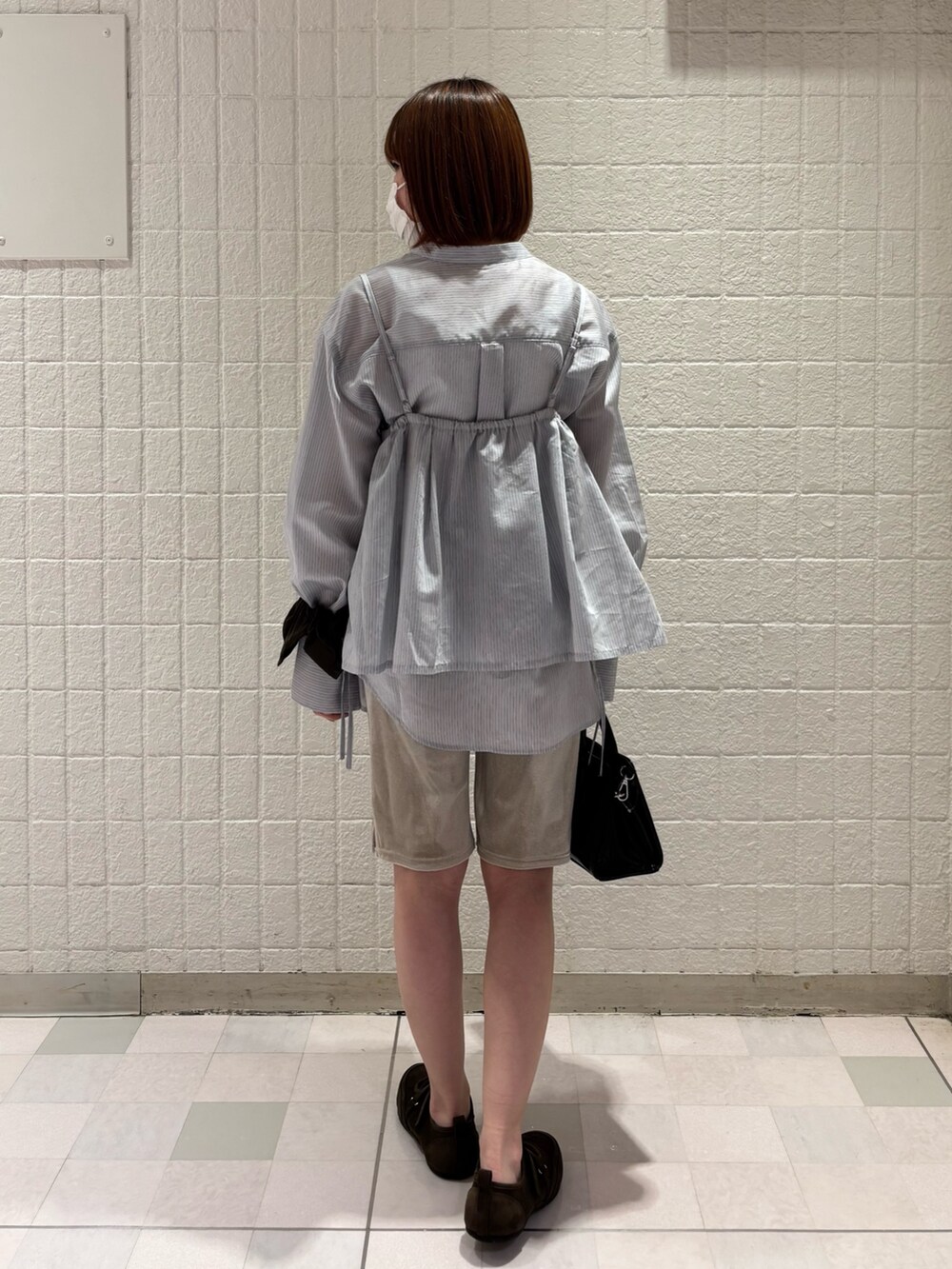 グレー系のシャツ/ブラウス、ブラック系のボストンバッグ、ベージュ系のその他パンツを着用したレディースの冬コーディネートの3枚目の写真