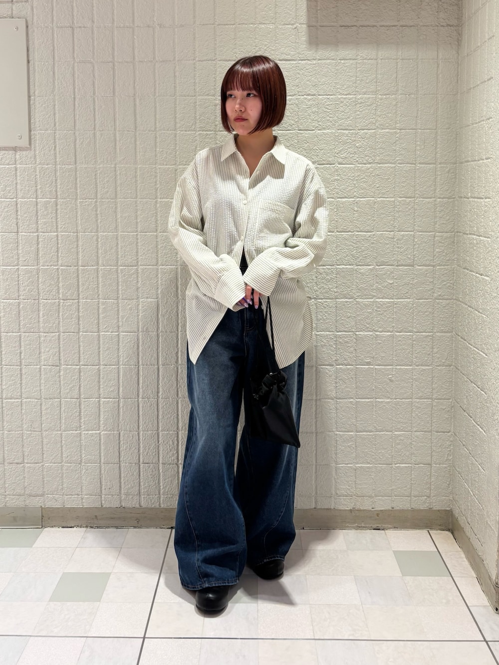 ブラック系のその他シューズ、ブラック系のショルダーバッグ、ブルー系のデニムパンツを着用したレディースの春コーディネートの4枚目の写真