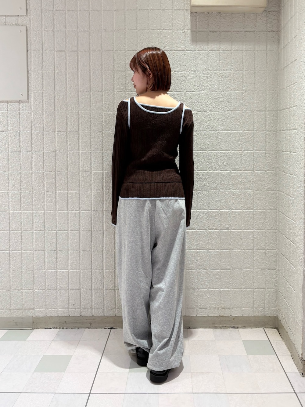 ブラウン系のニット/セーター、グレー系のその他パンツを着用したレディースの冬コーディネートの3枚目の写真