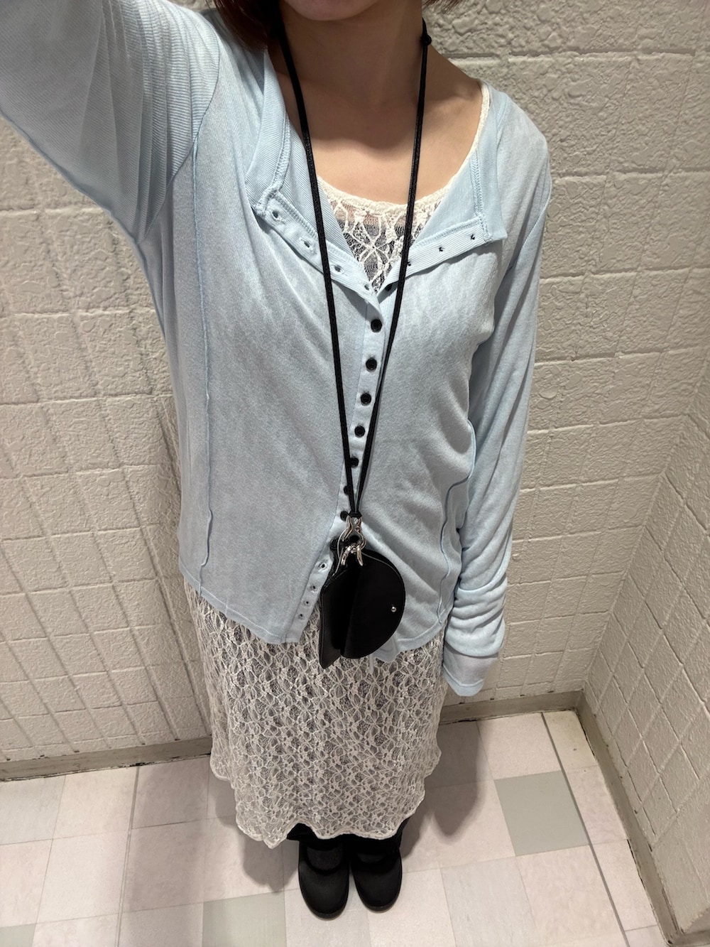 ブルー系のTシャツ/カットソー、ホワイト系のワンピース、ブラック系のデニムパンツを着用したレディースの春コーディネートの4枚目の写真