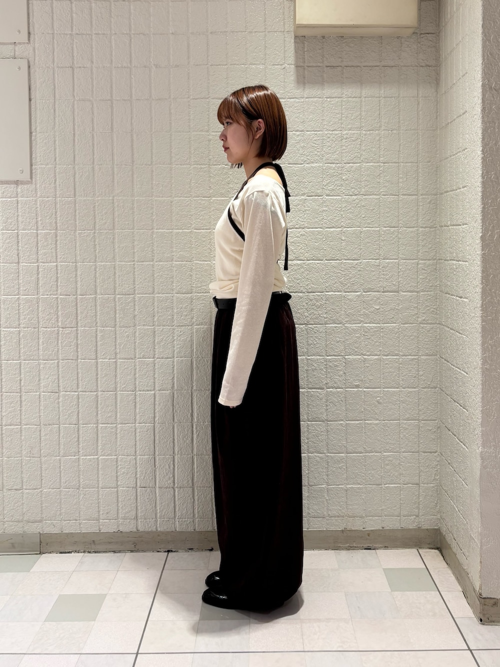 ホワイト系のTシャツ/カットソー、レッド系のその他パンツ、ブラック系のローファーを着用したレディースの春コーディネートの2枚目の写真