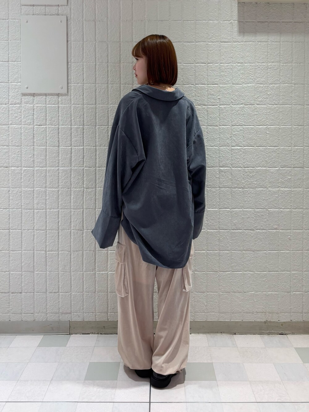 グレー系のシャツ/ブラウス、ベージュ系のその他パンツ、シルバー系のネックレスを着用したレディースの秋コーディネートの3枚目の写真