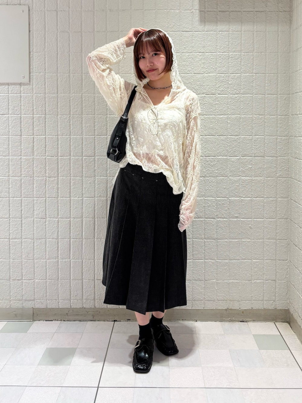 ブラック系のショルダーバッグ、ホワイト系のTシャツ/カットソー、グレー系のスカートを着用したレディースの夏コーディネートの4枚目の写真