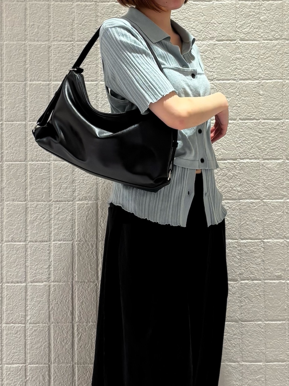 ブラック系のその他パンツ、ブラック系のサンダル、ブルー系のニット/セーターを着用したレディースの夏コーディネートの4枚目の写真