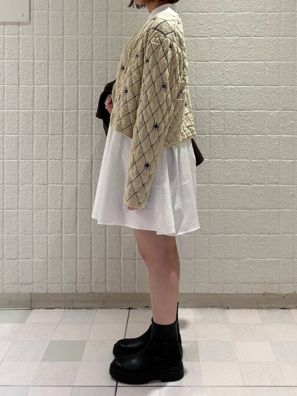 ブラウン系のその他アウター、ホワイト系のシャツ/ブラウス、ベージュ系のニット/セーターを着用したレディースの冬コーディネートの5枚目の写真