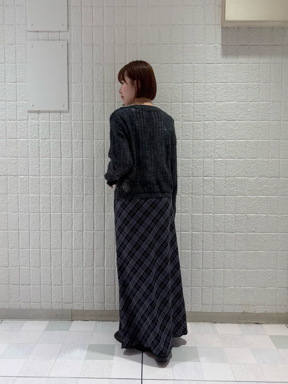 グレー系のカーディガン/ボレロ、ブルー系のスカート、ブラック系のローファーを着用したレディースの秋コーディネートの3枚目の写真