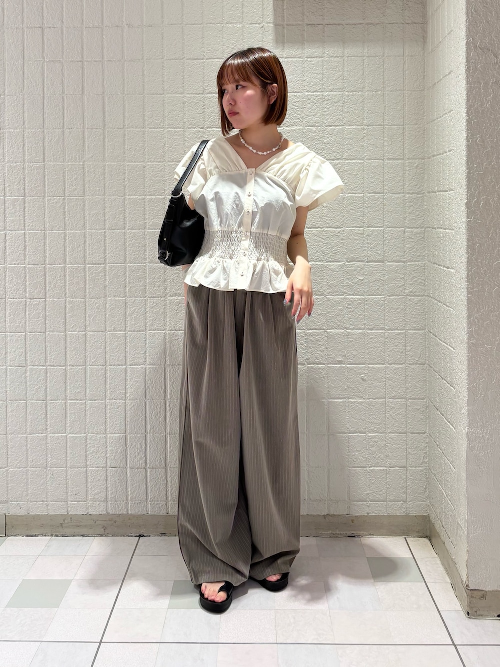 ホワイト系のシャツ/ブラウス、ブラウン系のその他パンツ、ブラック系のショルダーバッグを着用したレディースの夏コーディネートの4枚目の写真