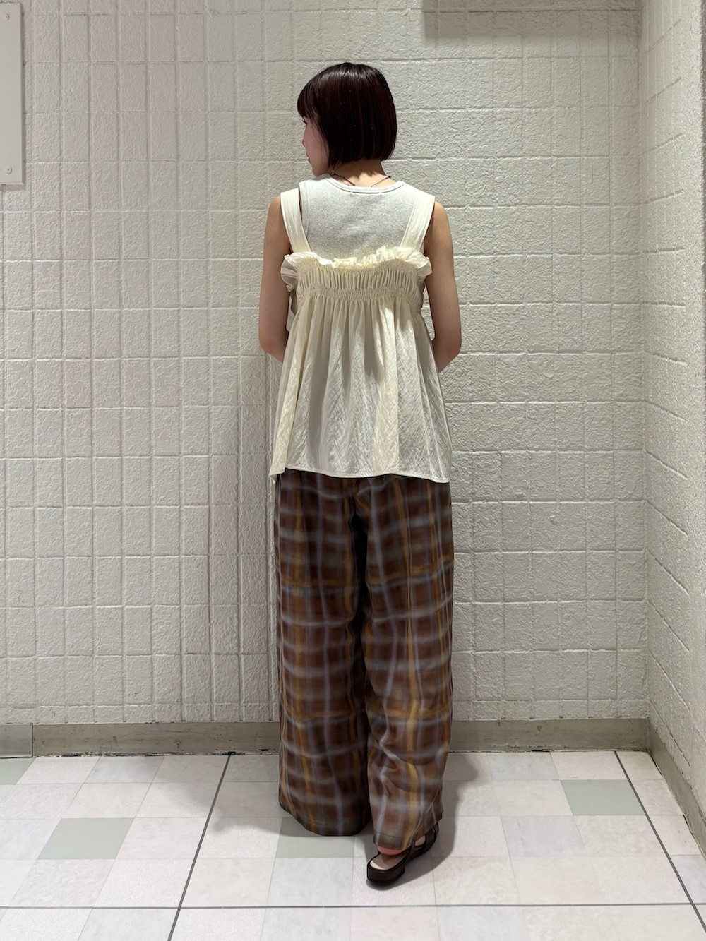 ベージュ系のタンクトップ、ホワイト系のその他トップス、ブラウン系のその他パンツを着用したレディースの春コーディネートの3枚目の写真