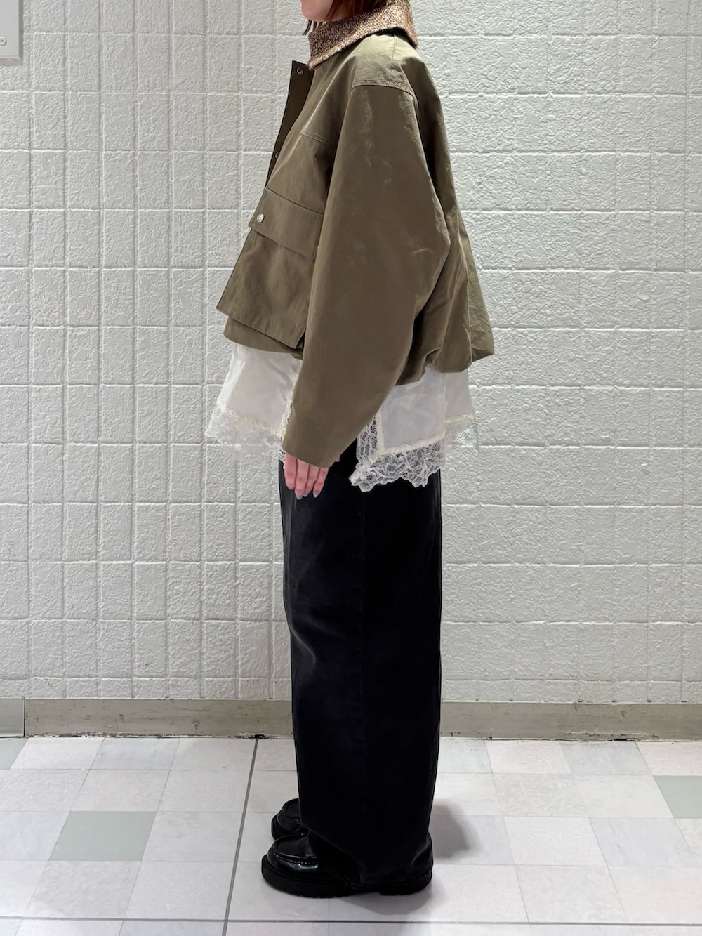 ホワイト系のTシャツ/カットソー、ホワイト系のキャミソール、ブラック系のデニムパンツを着用したレディースの冬コーディネートの2枚目の写真