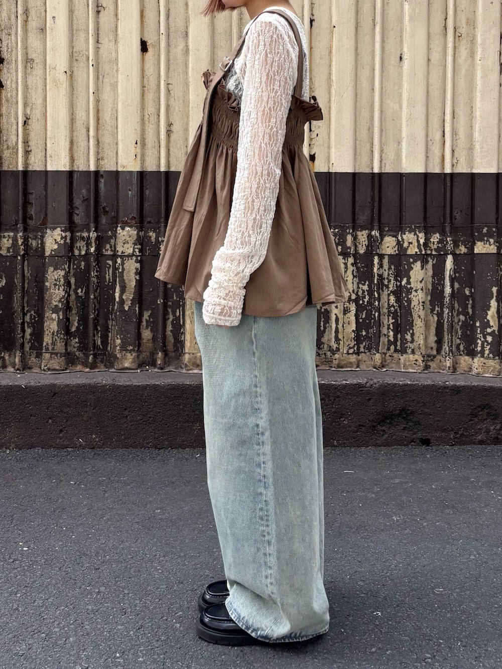 ホワイト系のTシャツ/カットソー、グリーン系のその他トップス、ブルー系のデニムパンツを着用したレディースの春コーディネートの2枚目の写真