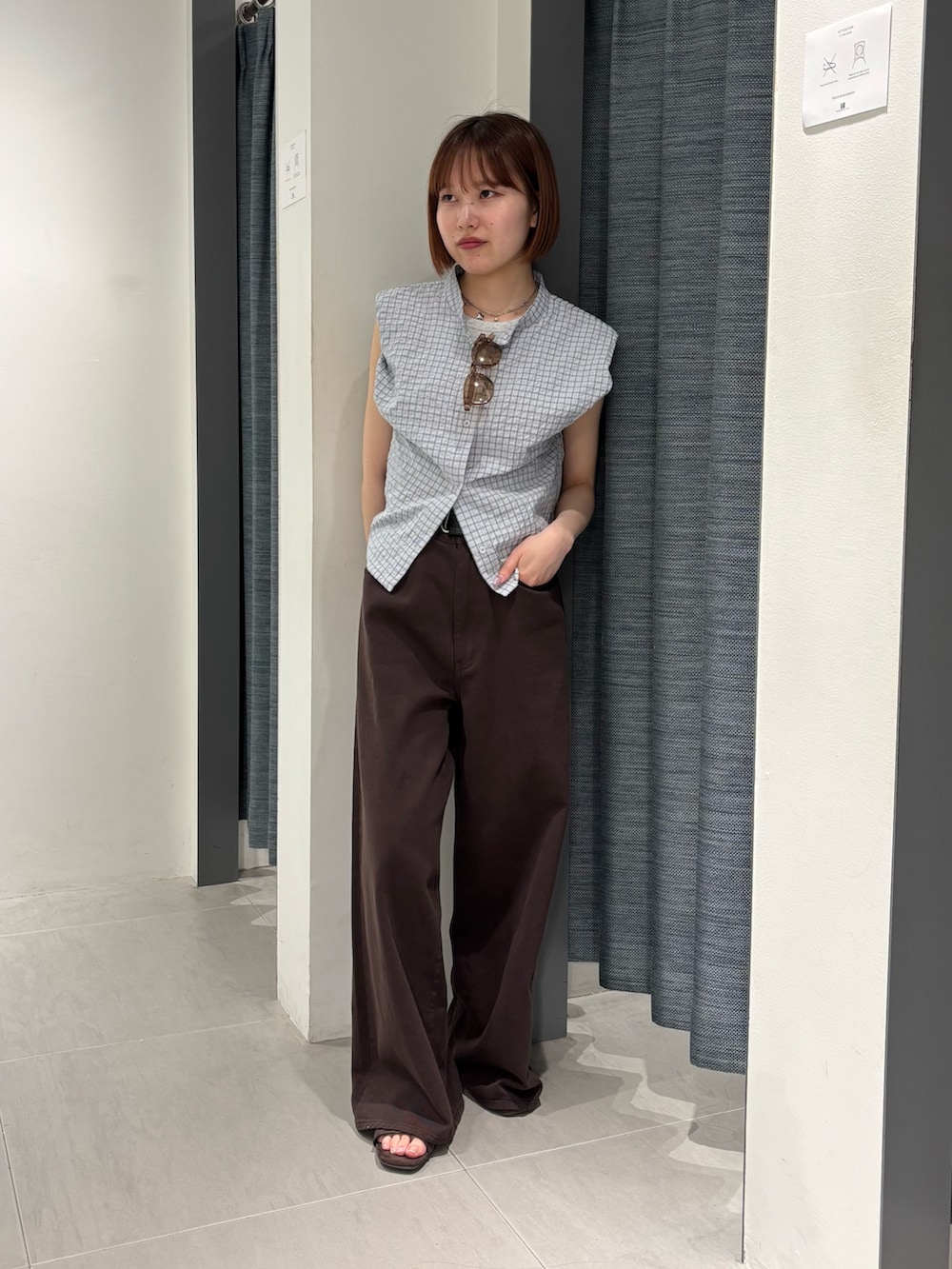 ブラウン系のサンダル、ブラウン系のその他パンツ、ブルー系のシャツ/ブラウスを着用したレディースの夏コーディネートの4枚目の写真