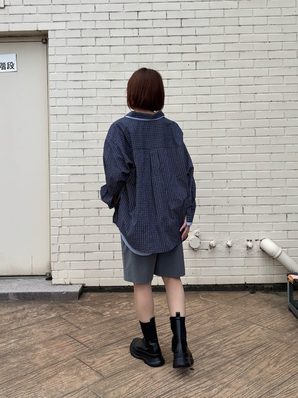 ブルー系のシャツ/ブラウス、グレー系のその他パンツ、ブラック系のブーツを着用したレディースの秋コーディネートの2枚目の写真