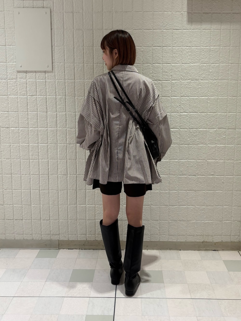 ピンク系のシャツ/ブラウス、ブラウン系のその他パンツ、ブラック系のショルダーバッグを着用したレディースの秋コーディネートの3枚目の写真