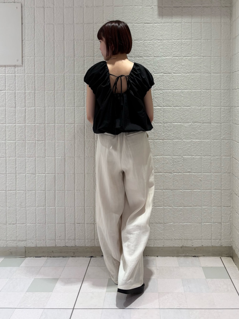 ブラック系のシャツ/ブラウス、ホワイト系のその他パンツ、ブラック系のサンダルを着用したレディースの夏コーディネートの3枚目の写真