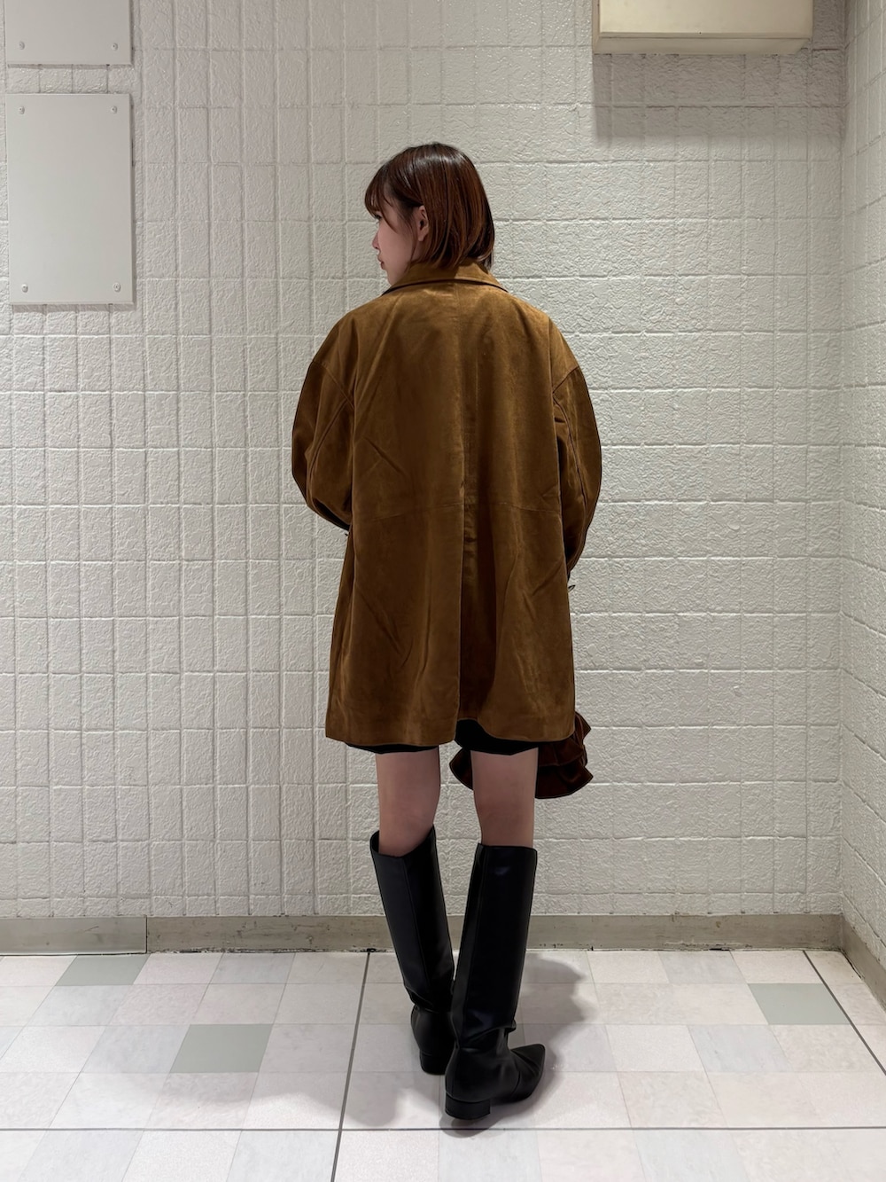ホワイト系のニット/セーター、ブラック系のその他パンツ、ブラウン系のハンドバッグを着用したレディースの秋コーディネートの3枚目の写真